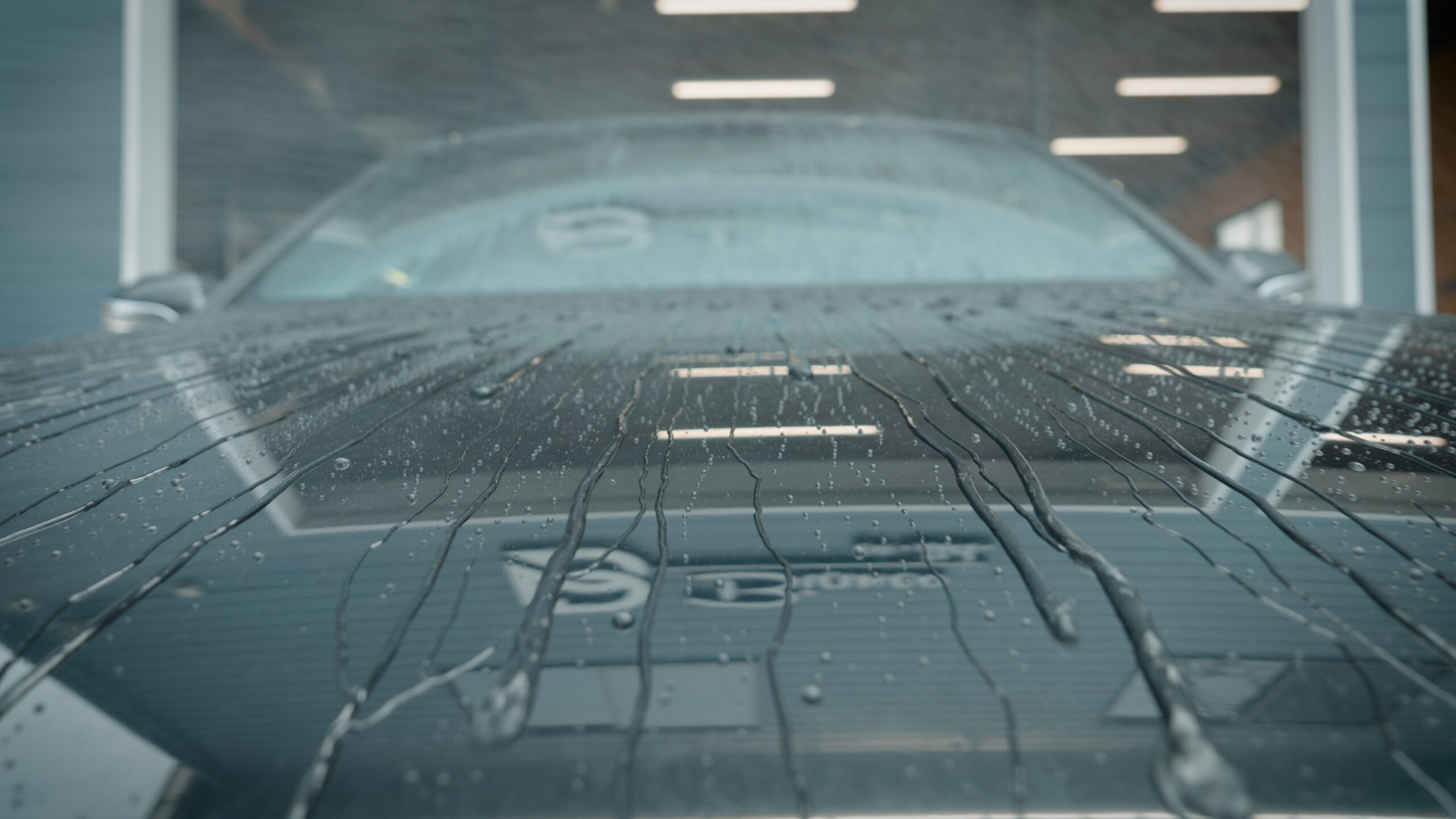 黒い車体を流れる水滴